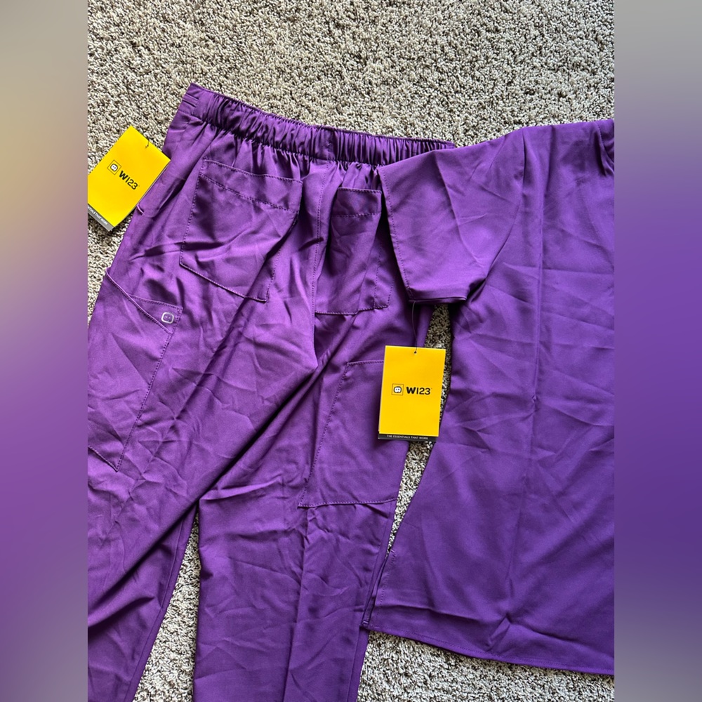 Wonder wink. Womens scrub set. Various sizes. - Picture 8 of 9